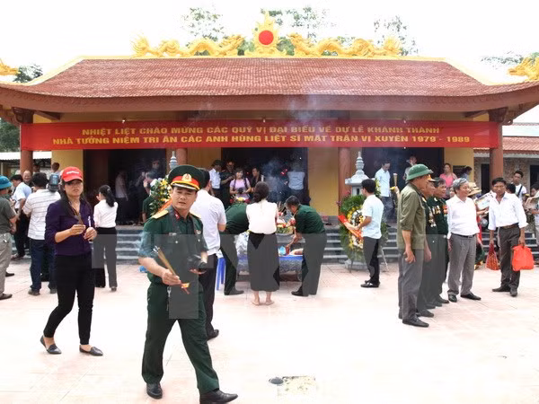 Vietnam rinde homenaje a personas con méritos revolucionarios ảnh 1