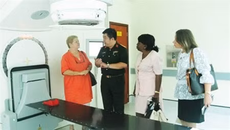 Cooperan Vietnam y Cuba en tratamiento de cáncer ảnh 1