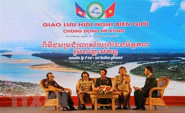 Efectúan intercambio amistoso tropas guardafronteras de Vietnam y Camboya ảnh 1