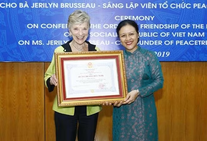 Entrega en Vietnam Orden de Amistad a activista estadounidense ảnh 1