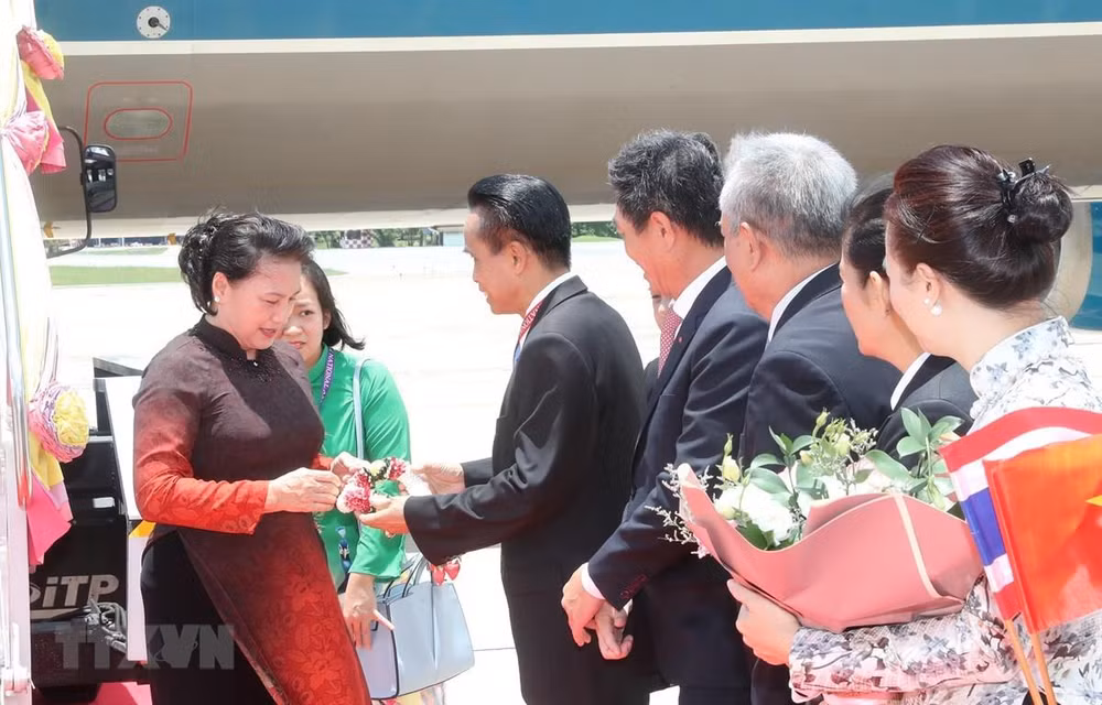 Llega presidenta de Vietnam a Tailandia para asistir a Asamblea General 40 de AIPA ảnh 1