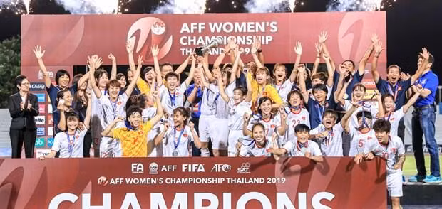 Felicita primer ministro vietnamita a selección femenina de fútbol por ganar campeonato sudesteasiático ảnh 1 Felicita primer ministro vietnamita a selección femenina de fútbol por ganar campeonato sudesteasiático ảnh 1
