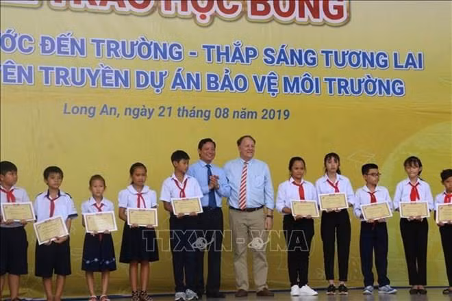 Otorgan en provincia vietnamita de Long An becas para estudiantes destacados ảnh 1