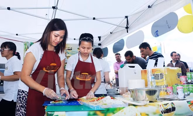 Platos tradicionales vietnamitas conquistan a amigos internacionales ảnh 1