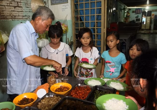 El viejo maestro y estudiantes pobres ảnh 8