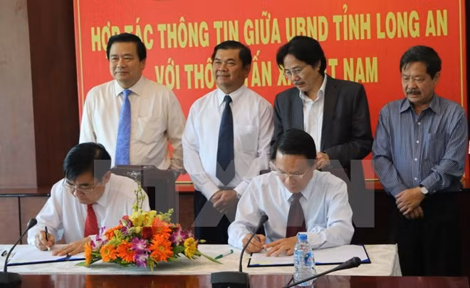Firman acuerdo de cooperación informativa entre VNA y Long An ảnh 1