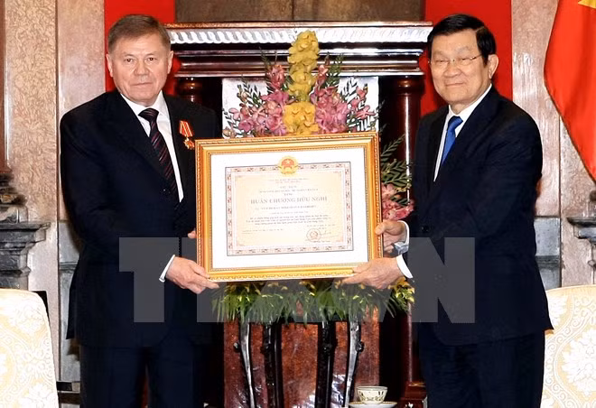 Otorga Vietnam Orden de Amistad a alto funcionario ruso ảnh 1