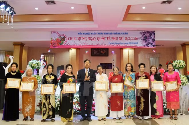 Vietnamitas en Laos conmemoran Día Internacional de la Mujer ảnh 1
