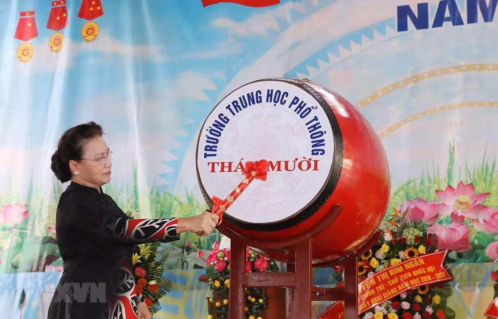 Exhorta presidenta del Parlamento de Vietnam a renovar la educación ảnh 1