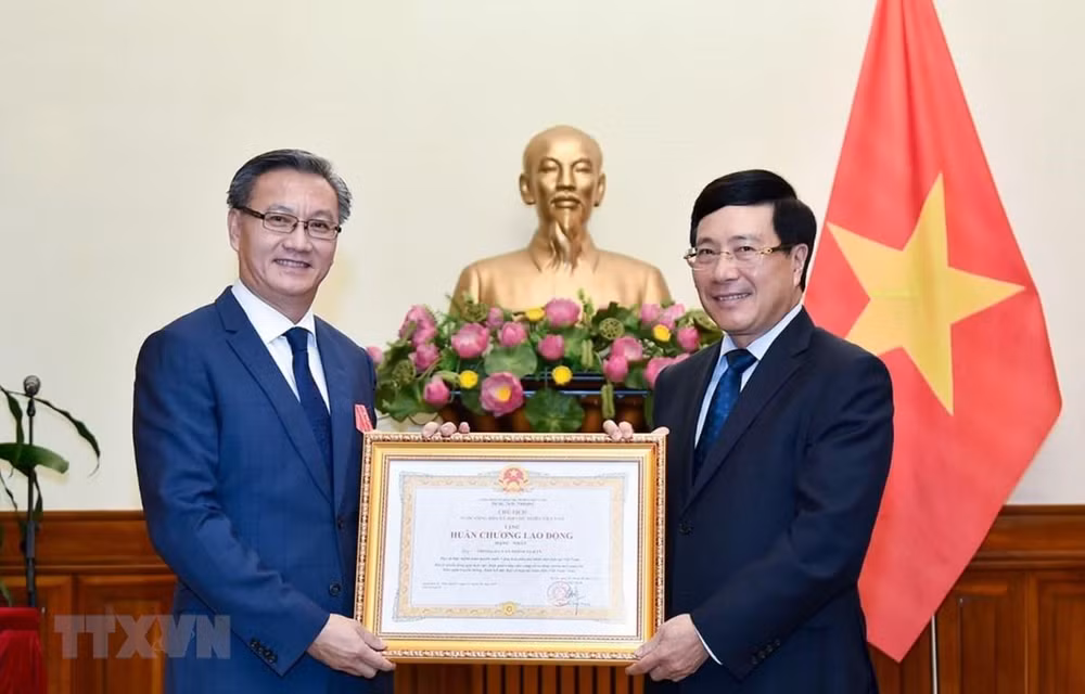 Conceden Orden del Trabajo al embajador laosiano en Vietnam ảnh 1
