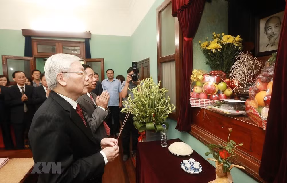 Máximo dirigente de Vietnam rinde tributo al Presidente Ho Chi Minh en ocasión de efemérides nacionales ảnh 1