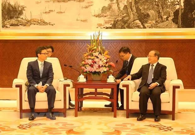 Participa vicepremier vietnamita en Exposición y Cumbre de Negocios e Inversión ASEAN- China ảnh 1