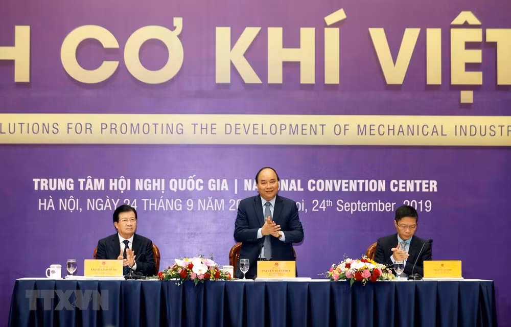 Exhorta primer ministro de Vietnam a desarrollar la mecánica automovilística ảnh 1