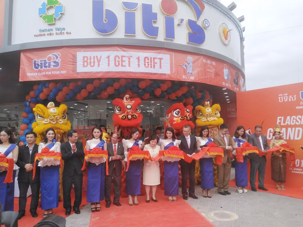 Abre empresa de calzado de Vietnam su primera tienda oficial en Camboya ảnh 1