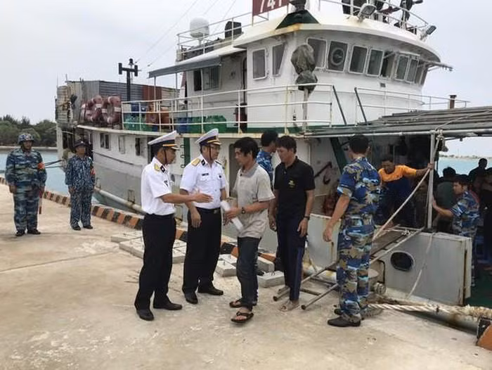 Rescatan a pescadores de buque encallado en Islas Spratly de Vietnam ảnh 1