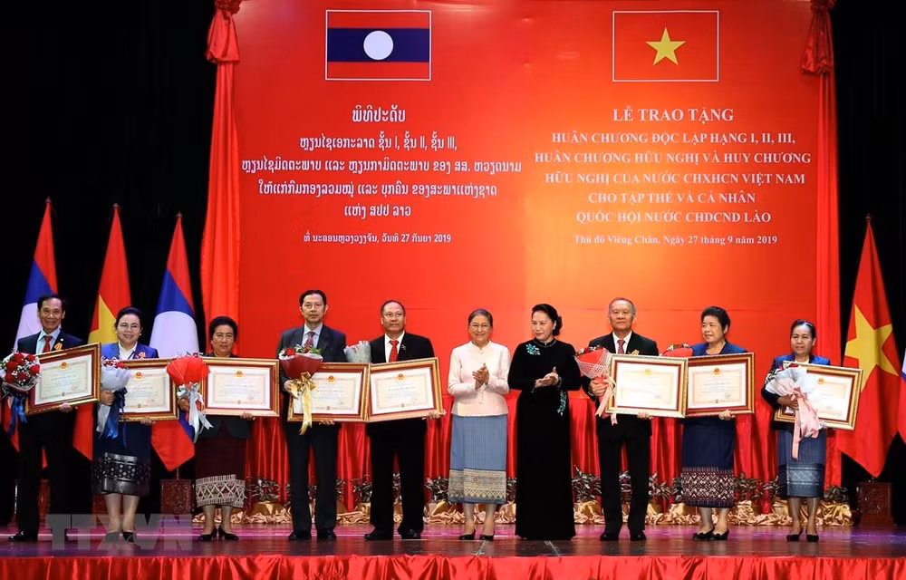 Vietnam honra al personal del Parlamento laosiano por aportes a lazos bilaterales ảnh 1