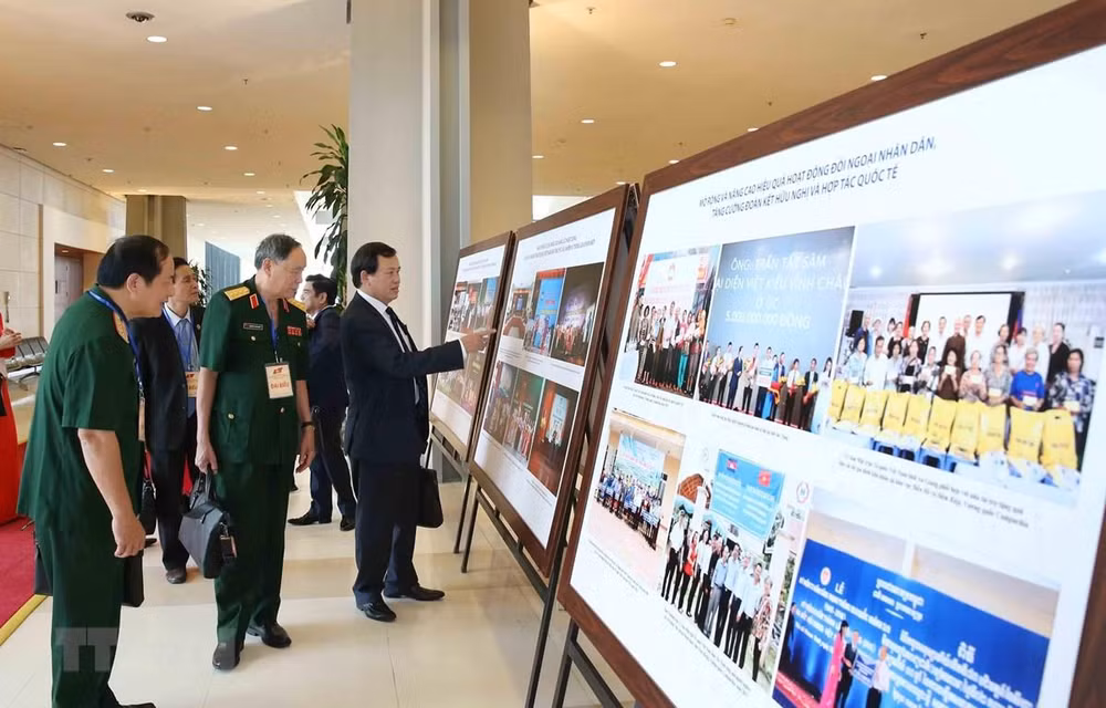 Exhiben fotos en saludo al XI Congreso del Frente de la Patria de Vietnam ảnh 1
