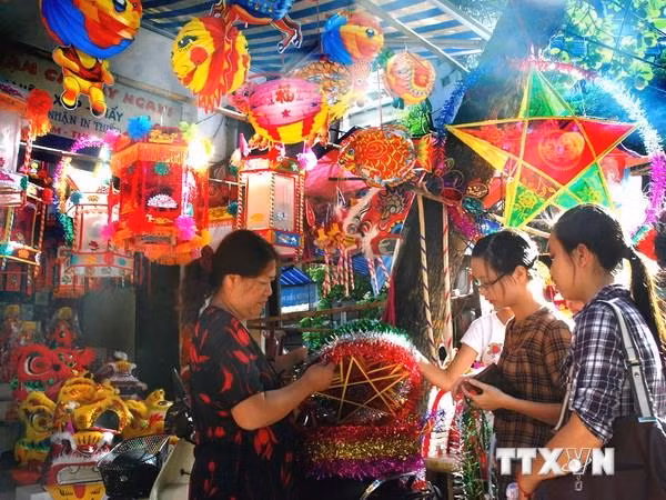 Juguetes tradicionales abarrotan mercados en Hanoi en ocasión de Fiesta del Medio Otoño ảnh 1