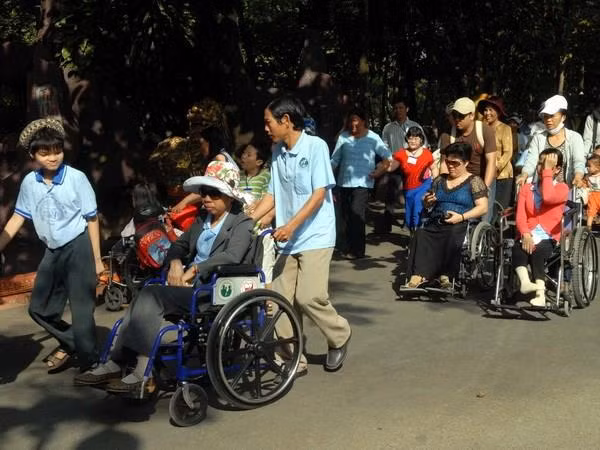 Ofrece organización estadounidense sillas de ruedas a discapacitados en provincia vietnamita ảnh 1