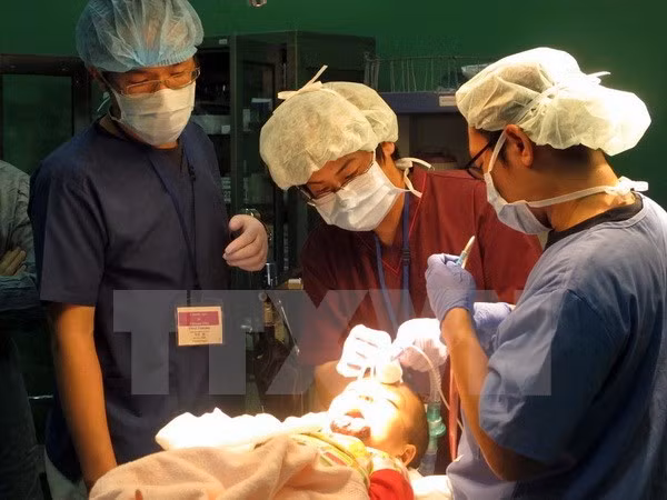 Realiza organización estadounidense actividades carirativas en Vietnam ảnh 1