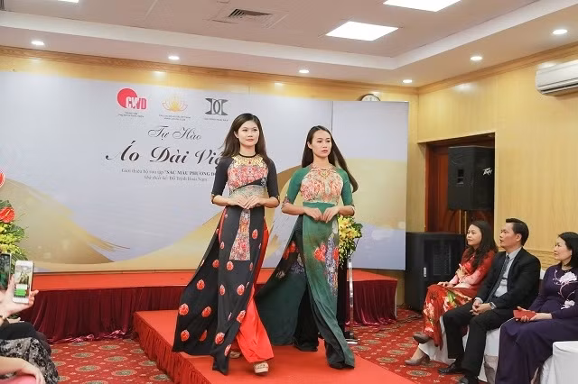 Celebran en Vietnam Día Internacional de la Mujer con desfile de trajes típicos ảnh 1