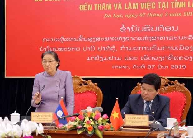 Aboga líder parlamentaria de Laos por fortalecer la cooperación entre su país y Vietnam ảnh 1