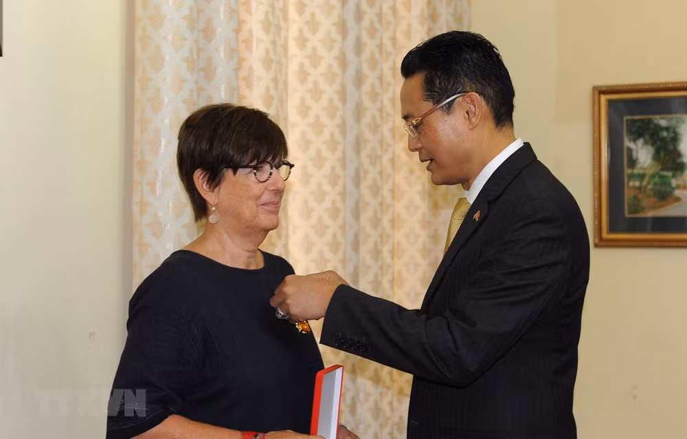 Conceden Medalla de la Amistad a ex-embajadora belga en Vietnam ảnh 1