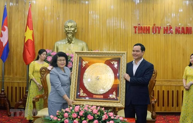 Delegación de la Asamblea Nacional de Camboya visita provincia vietnamita de Ha Nam ảnh 1