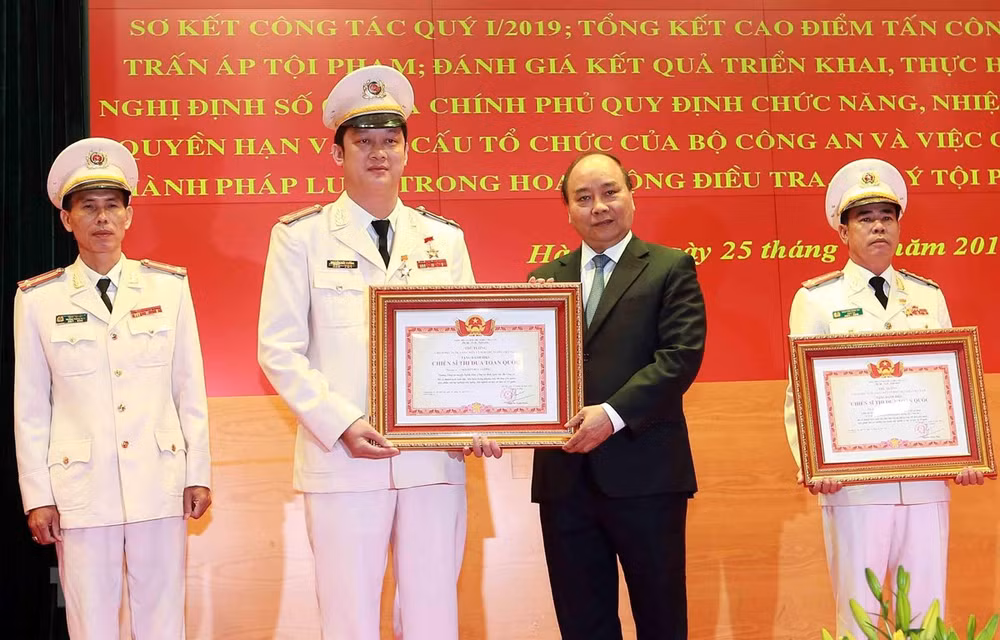 Pide premier de Vietnam perfeccionar la calidad de la policía nacional ảnh 1
