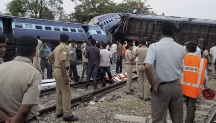 Decenas de heridos tras descarrilamiento de trenes en Indonesia ảnh 1