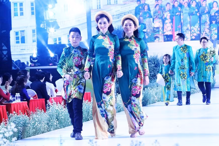 Concluye en Vietnam Festival del traje tradicional Ao Dai ảnh 1