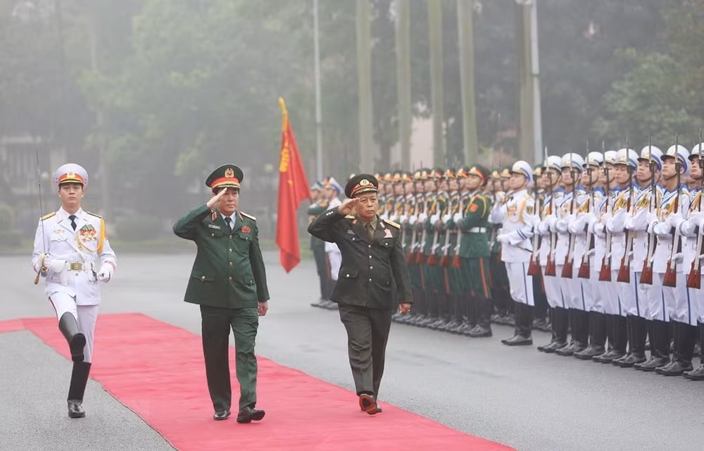 Realiza delegación militar laosiana de alto nivel visita a Vietnam ảnh 1