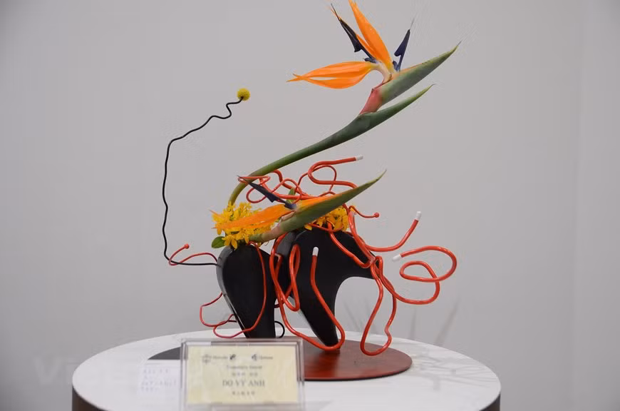 Vietnam participa por primera vez en exposición de ikebana, arte japonés de arreglo floral ảnh 1