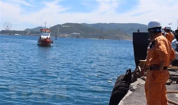 Llevan a tierra vietnamita a un marinero filipino accidentado en el mar ảnh 1