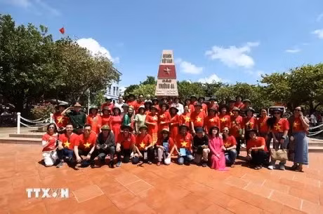 Vietnamitas en ultramar visitan Truong Sa y plataforma DKI ảnh 1