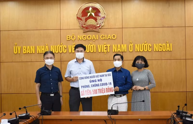 Hanoi favorace a contribuciones a desarollo nacional de vietnamitas de ultramar ảnh 1