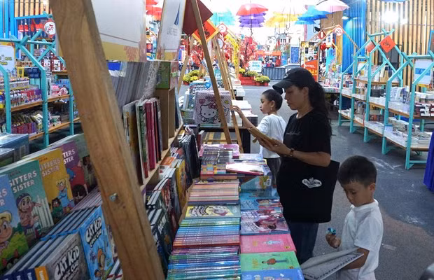 Ciudad Ho Chi Minh inaugura festival callejero del libro ảnh 1