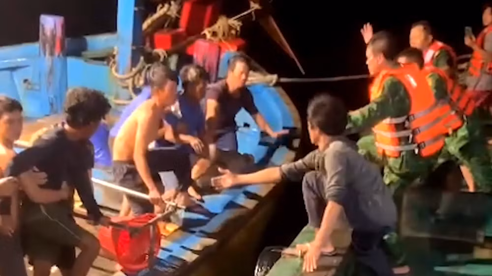Entregan 11 marineros extranjeros salvados a consulados generales de Indonesia y Malasia ảnh 1