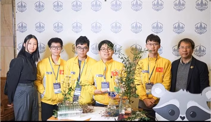 Estudiantes vietnamitas ganan medallas en competencia rusa de química ảnh 1