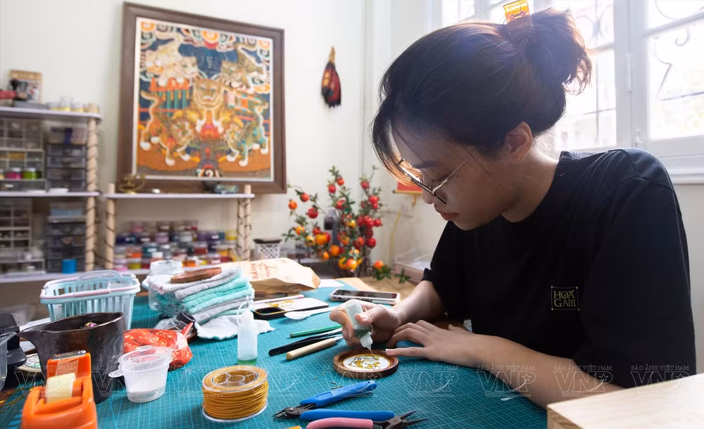 Joven vietnamita desarrolla nueva técnica de esmaltado artístico ảnh 1