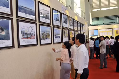 Exposición de documentos históricos muestra soberanía vietnamita sobre islas en Mar ảnh 1
