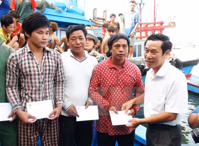 Regresan a tierra firme pescadores náufragos vietnamitas ảnh 1