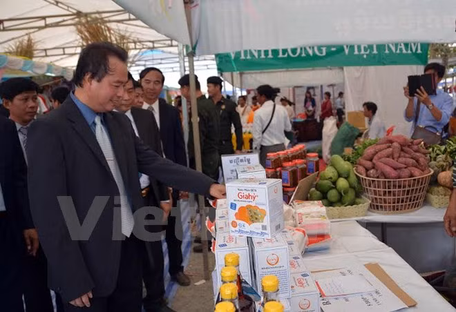 Productos de alta calidad de Vietnam matizan feria comercial en Cambodia ảnh 1