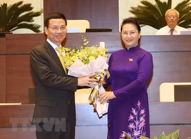 Parlamento de Vietnam aprueba designación de Nguyen Manh Hung como Ministro de Información y Comunicación ảnh 1