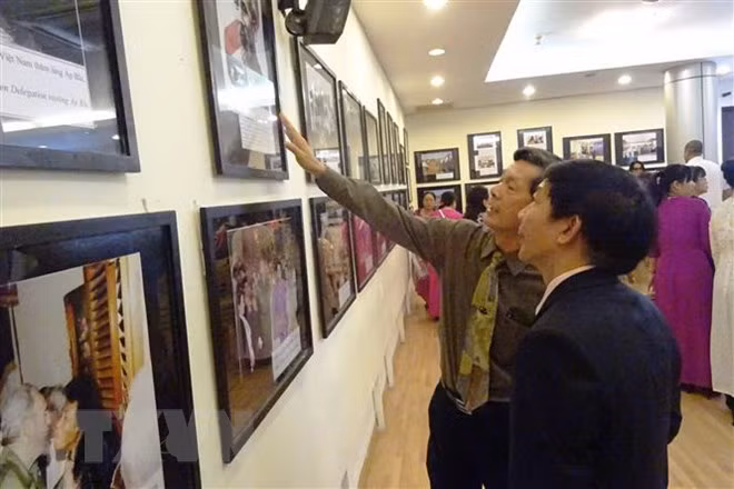 Celebran en Vietnam exposición fotográfica sobre amistad y solidaridad con Cuba ảnh 1