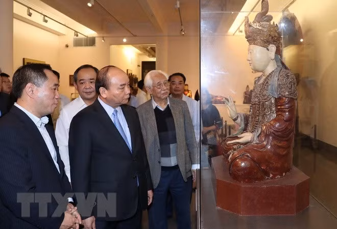 Premier de Vietnam recorre Museo Nacional de Bellas Artes ảnh 1