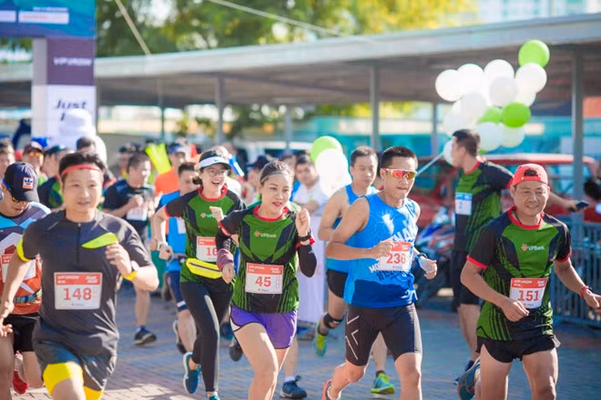 Atletas de más de 50 países participan en maratón internacional en Hanoi ảnh 1