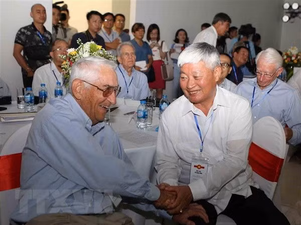 Pilotos veteranos vietnamitas y estadounidenses se reúnen en Hanoi 40 años después de la guerra ảnh 1