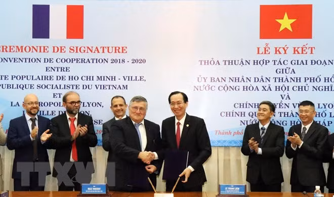 Ciudad vietnamita y metrópoli francesa firman acuerdo de cooperación ảnh 1