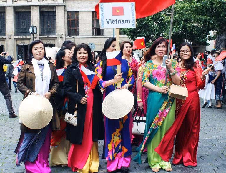 Comunidad vietnamita en República Checa celebra Día nacional de la Mujer ảnh 1